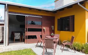 A Casa Amarela -Edícula Gaivota -Conforto e tranquilidade próximo ao mar
